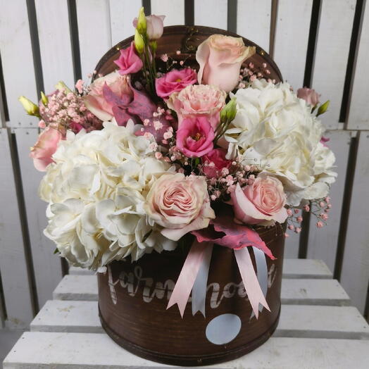 Sombrerera floral Nena | Centro floral con rosas rosadas y hortensias