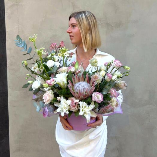 Colores Femeninos – Arreglo floral con protea, lirios y eustomas