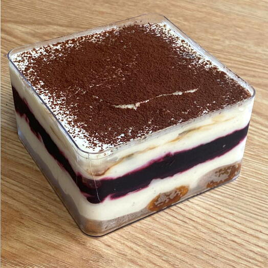 Caja de pastel de tiramisu con oreo y grosella negra