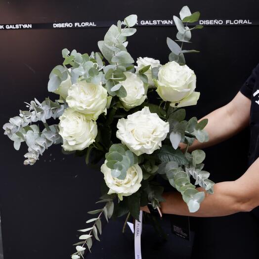 Ramo de 9 Rosas Blanco y Eucalipto ARAIK GALSTYAN