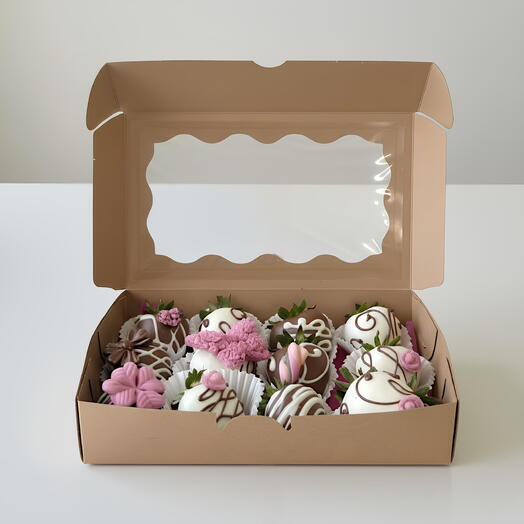 Caja de 12 Fresa cubierta en chocolate blanco y negro