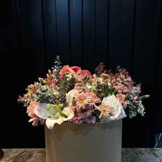 Caja de flores rosadas