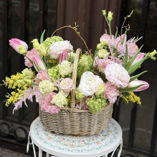 Cesta floreciente de primavera