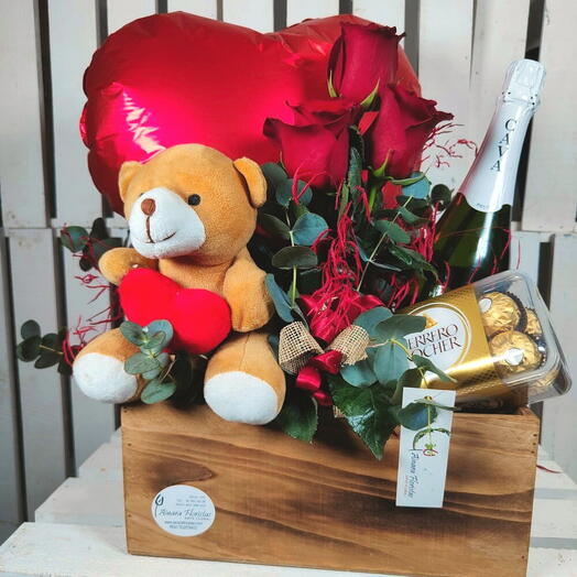 Caja romantica con 3 rosas rojas, cava, Ferrero Rocher y peluche