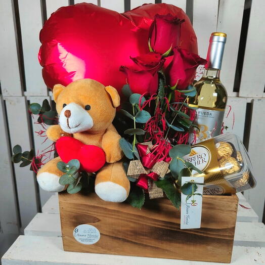 Caja romantica con 3 rosas rojas, vino blanco, Ferrero Rocher y peluche