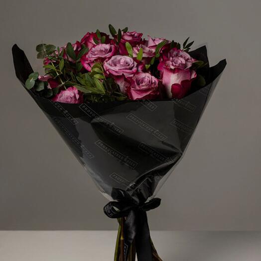 Ramo de rosas rojas con verde