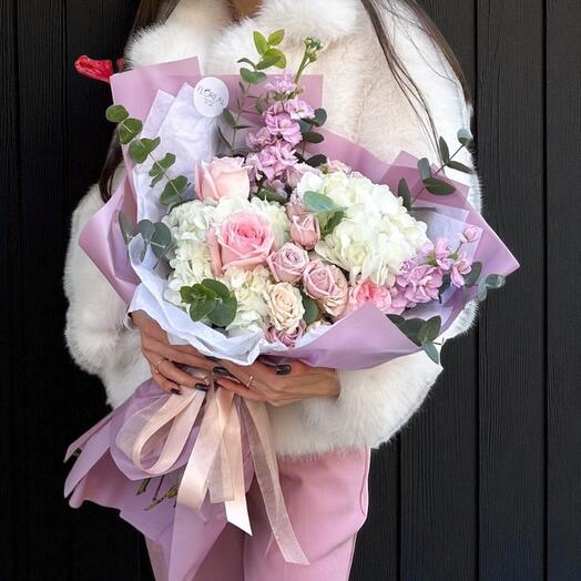 Ramo 185 – Bouquet romantico en tonos lila y rosa con hortensias, rosas y eucalipto