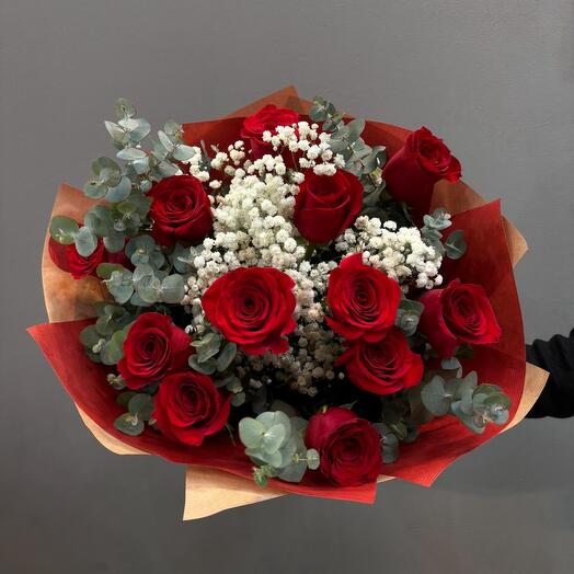 Encantamiento Rojo – Ramo de 13 rosas rojas con gypsophila y eucalipto