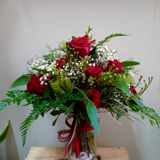Classic bouquet of 12 red roses