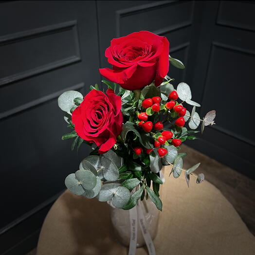 Ramito de dos rosas con Hypericum