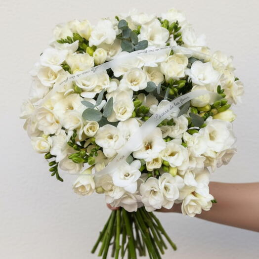 Ramo de Fresias Blancas con Eucalipto Pureza — Bouquet Aromatico Elegante