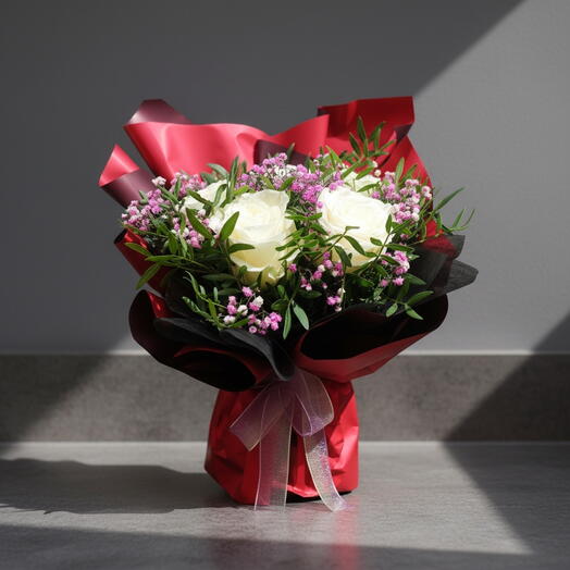 Bouquet Elegancia Blanca con Rosas Blancas y Flores Rosadas – Arreglo Floral de Autor