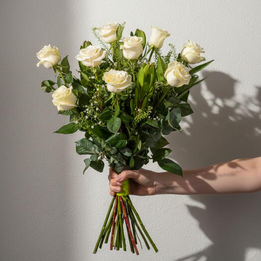 Ramo 9 rosas blancas de tallo largo acompapadas de verdes variados y paniculata