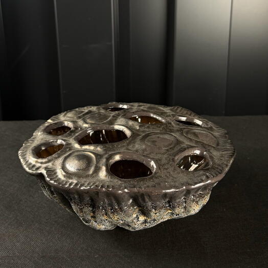 Jarrón de loto cerámico marrón de ARAIK GALSTYAN