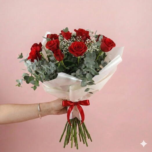 Ramo 12 rosas rojas con eucalipto y paniculata