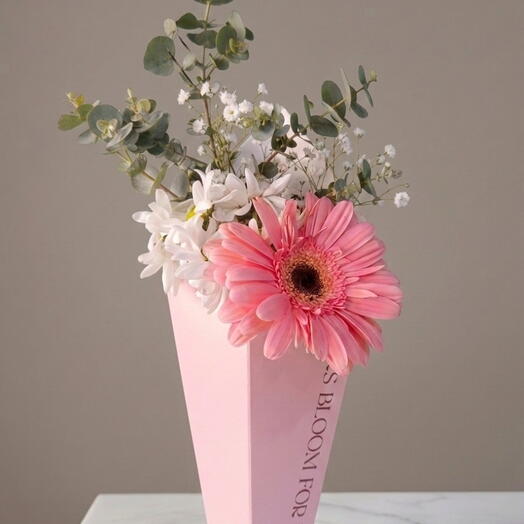 Caja floral con gerbera rosa y margaritas