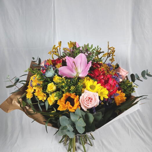 Bouquet alegre | Ramo de flores colorido con lirios rosas, gerberas, crisantemos y rosas