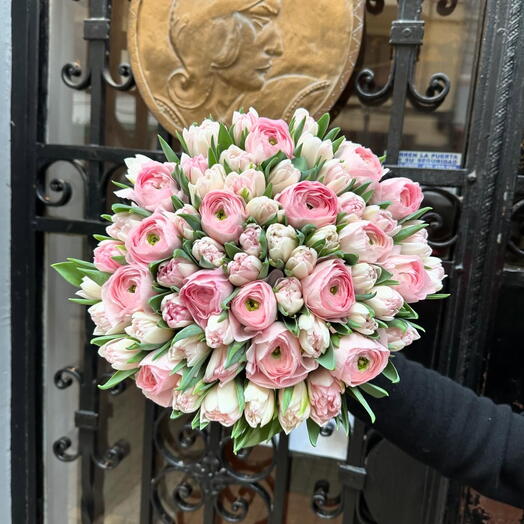 Ramo de Ranunculos y Tulipanes Dobles Rosas Deluxe
