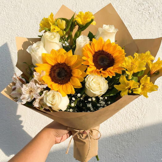 Bouquet Le Soleil de Madrid – Tournesols et Roses Blanches | Bouquet Lumineux et Joyeux