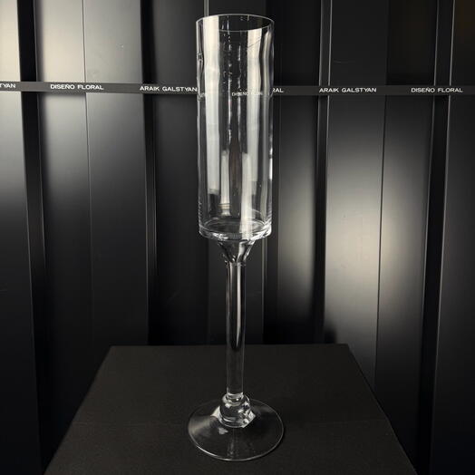 Clllndro de vidrlo con base de ARAIK GALSTYAN
