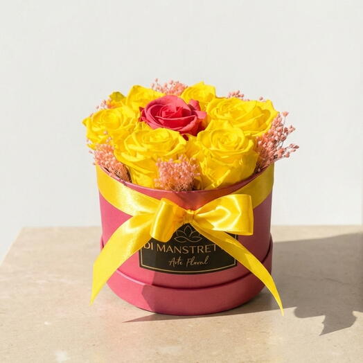 Raggio di Sole: Caja Floral con Rosas Amarillas Preservadas y Paniculata Rosa