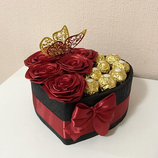 Heart-shaped box of 6 Roses and 8 Ferrero - gift for anniversaries / birthdays / to surprise