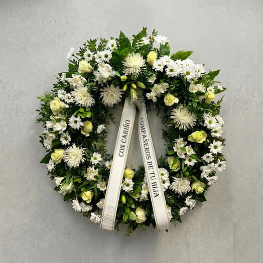 Белый траурный венок с лентой соболезнований