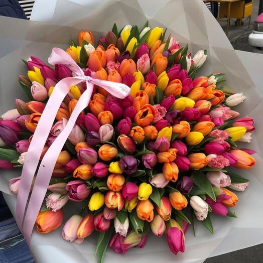 Букет радуга 150 тюльпанов
