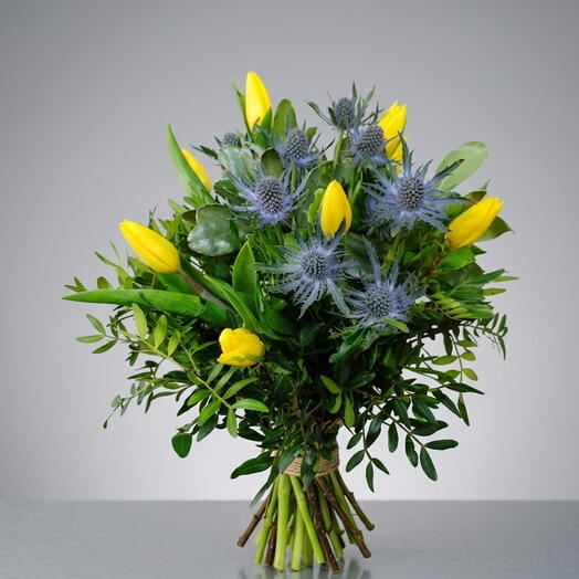 Light Bouquet – Luminous bouquet of yellow tulips and eryngium