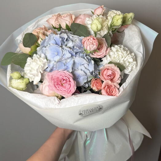 Ramo suave de peonias y rosas