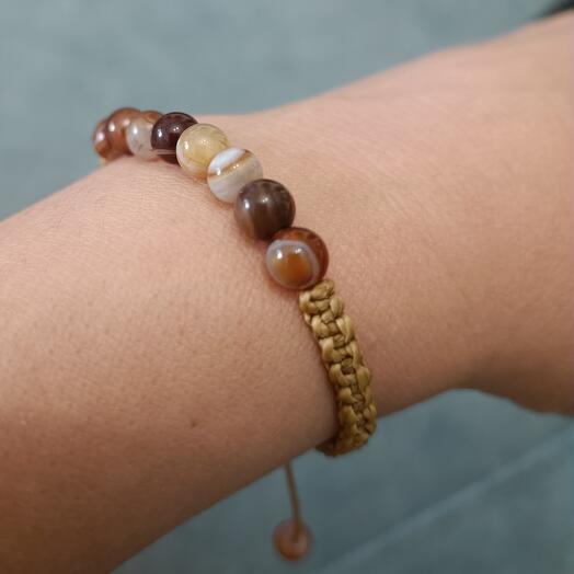 Pulsera artesana de macrame y piedra natural xilopalo