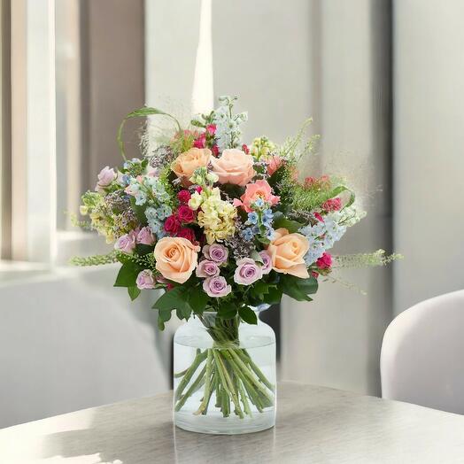 Сезонный букет из роз, дельфиниума, маттиолы и лимониума