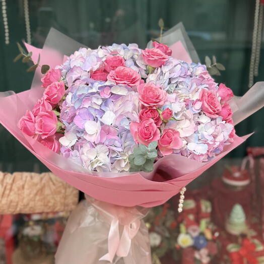 Ramo de hortensias y rosa arbusto rosa