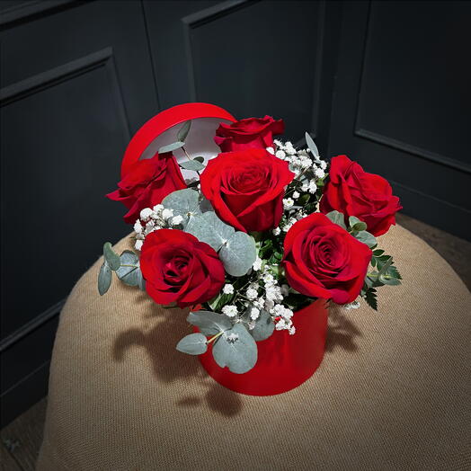 Caja sobrerera mediana con seis rosas rojas