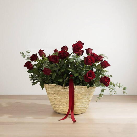 Cesta Gigante de 30 Rosas Rojas Premium con Eucalipto