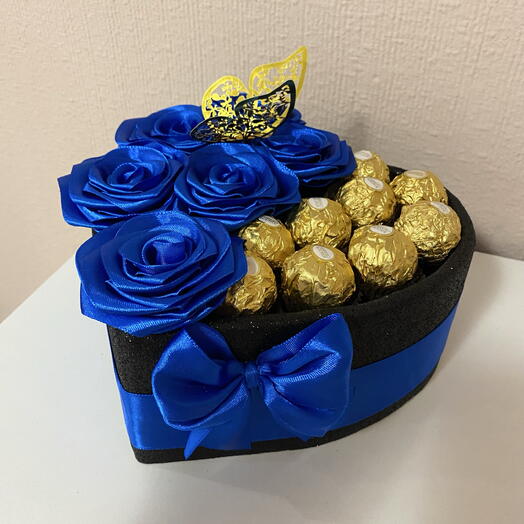 Cadeau parfait pour les hommes – boîte en forme de cœur avec des roses bleues et des Ferrero Rocher