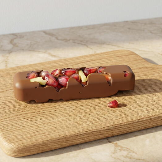 Bombon de chocolate con frutos secos y semillas de granada decorado con pan de oro comestible