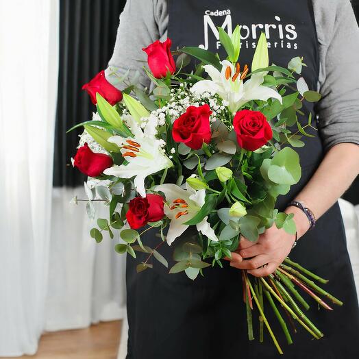 Ramo de rosas rojas y lilium