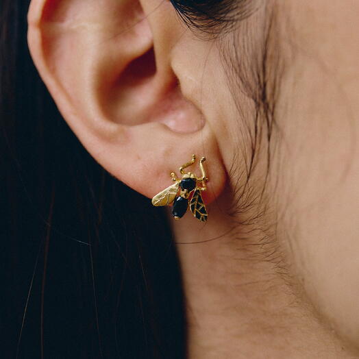 Pendientes asimetricos Mosca – Plata banada en oro 18 kt con circonita negra