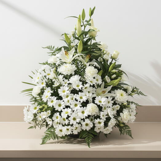 Centro Funerario Tallin – Arreglo Floral Blanco Elegante para Tanatorio