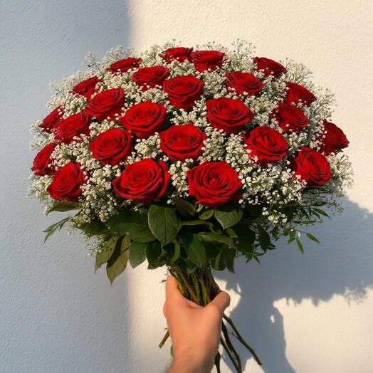 Ramo de 24 Rosas Rojas Premium con Paniculata – Bouquet Romantico de Lujo a Domicilio