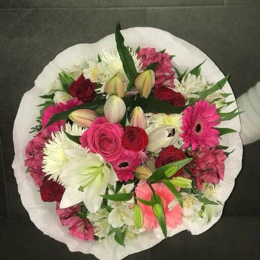 Ramo de flores rosas y blancas