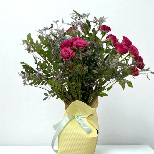 Piti mini rose with limonium