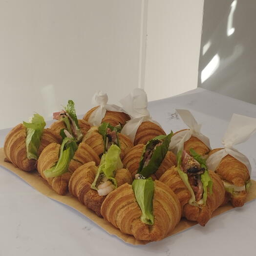 Descripcion:
Una elegante bandeja de 12 croissants