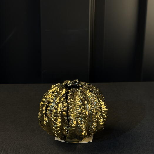 Jarrón cerámico dorado de ARAIK GALSTYAN