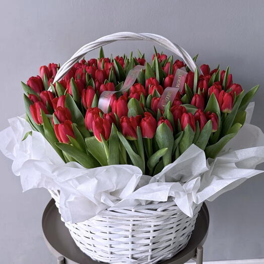 Cesta con 80 tulipanes