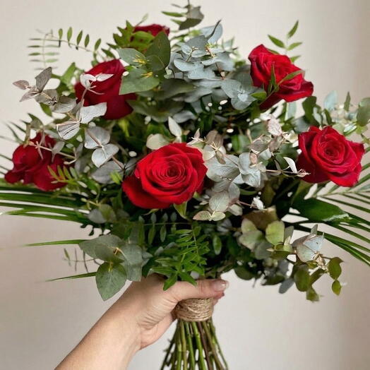 Ramo de 6 Rosas Rojas con Verdes Variados