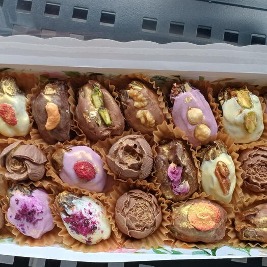 Caja de datiles medjoul rellenos ,cubiertos con chocolate belga