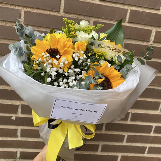 Sol de Marzo: Tradicion de Flores Amarillas