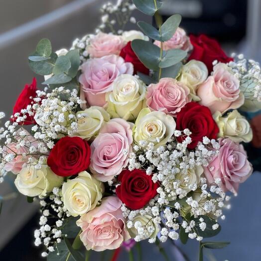 Mezcla de rosas rojas, rosadas y blancas